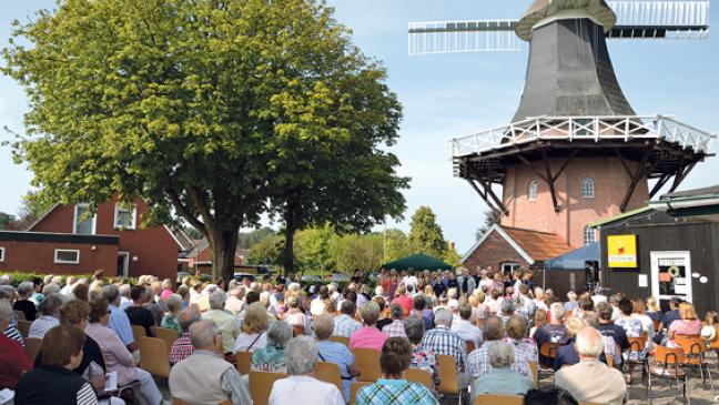 Kirche geht zur Mühle