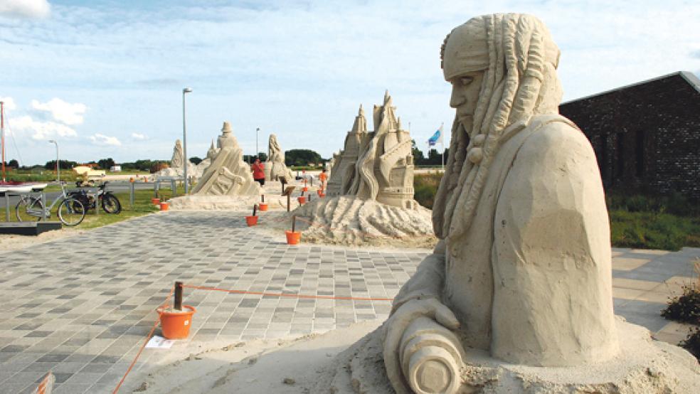 Der Film »Pirates of the Caribbean« hat ihn berühmt gemacht: Captain Jack Sparrow mit langen Locken und schwarzen Augen. Marieke van der Meer hat ihn mit Sand abgebildet. © Fotos: Kuper