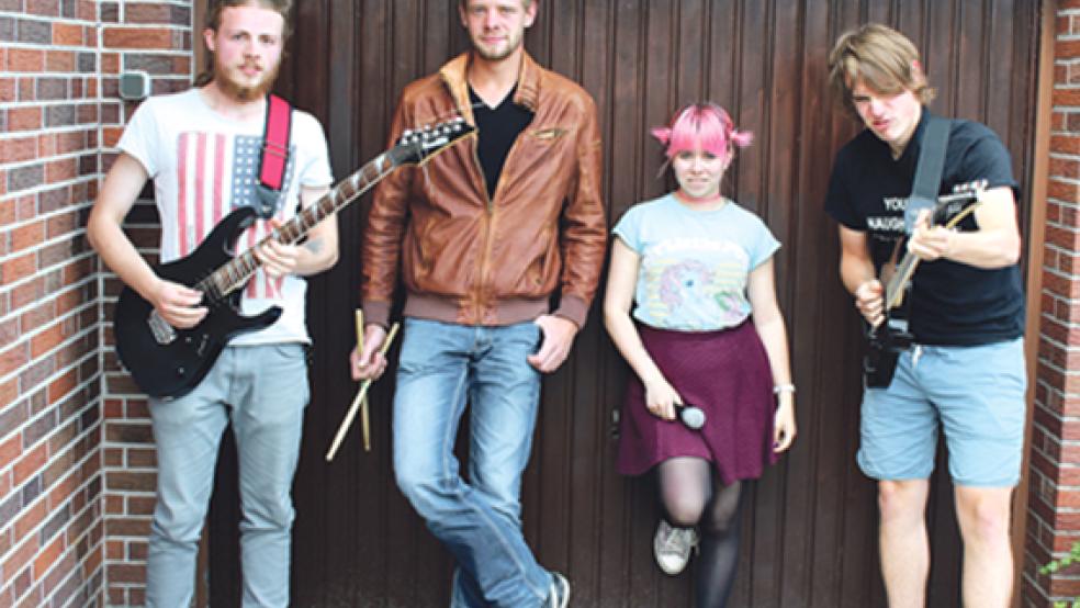 Die jungen Rockbandmitglieder (von links) Marcel Tooren, Jan Jacobs, Kimberly Wolf und Jan Schmidt sind top motiviert und wollen unbedingt öffentlich auftreten. © Foto: Jürrens