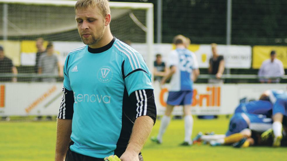 Gefrustet zieht Bundes Torhüter Marcel Kayser nach der Niederlage im Elfmeterschießen von dannen. © Foto: Hellmers