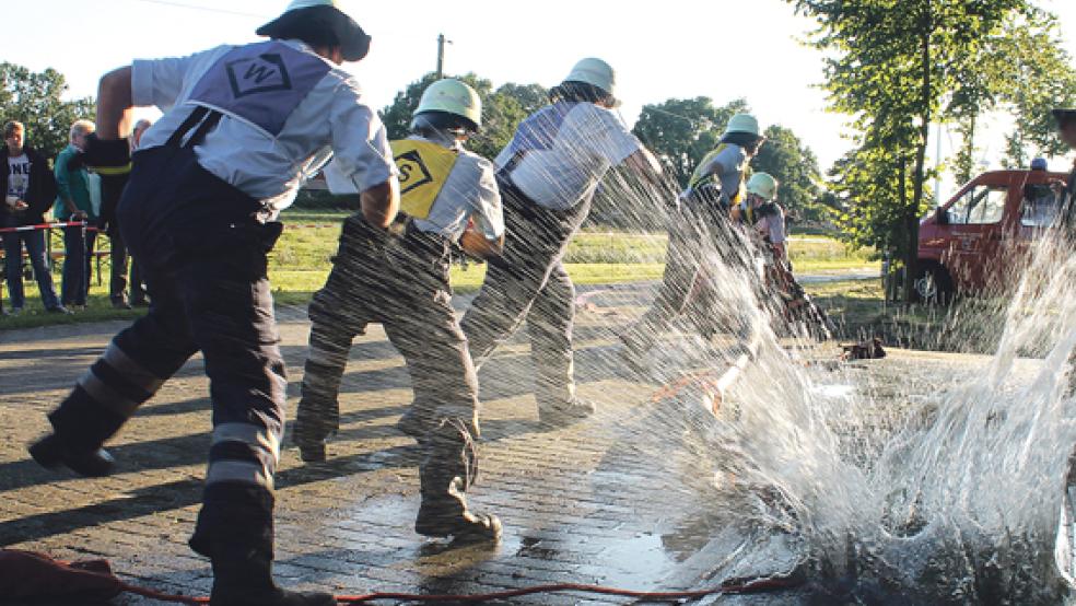 Wasser marsch zum »Löschangriff« hieß es bei den Schnelligkeitswettbewerben der Rheiderländer Feuerwehren in Weenermoor. Auf diesem Foto sind die Stapelmoorer Brandbekämpfer im Einsatz. © Foto: Joachim Rand (Feuerwehr)