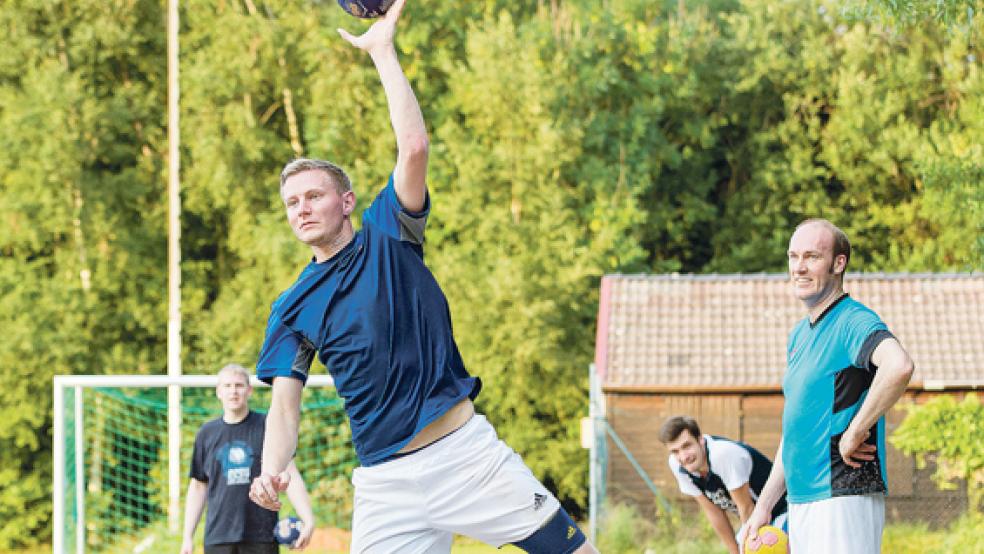 Die gefühlvolle Variante: Markus Janssen versucht sich an einem Lupfer. Seine Mitspieler Hendrik Luikenga, Jan Löning und Jörg Janssen (im Hintergrund von links) verfolgen den Wurf genau. © 