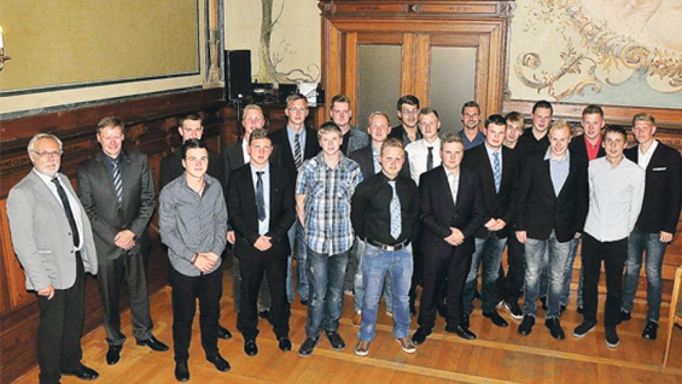 Stolzer Nachwuchs der Baugewerbe-Innung. Nach drei Jahren Lehre wurden 23 Maurergesellen im historischen Rathaussaal in Leer feierlich verabschiedet. © Foto: Wolters