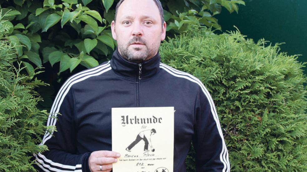Bekannt geworden ist Marcus Reck als Torjäger vom TuS Ditzumerverlaat, jetzt hat er auch beim Boßeln seine Klasse gezeigt. © Foto: Holtz