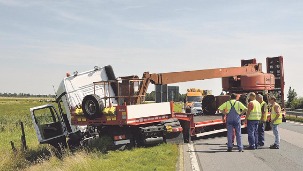 Ein Sattelzug ist heute gegen 11.30 Uhr auf der Autobahn 31 vor der Anschlussstelle Riepe in Richtung Emden verunglückt. Der Fahrer blieb unverletzt.  © Foto: Wolters