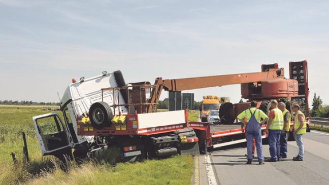 Sattelzug kommt von Fahrbahn ab