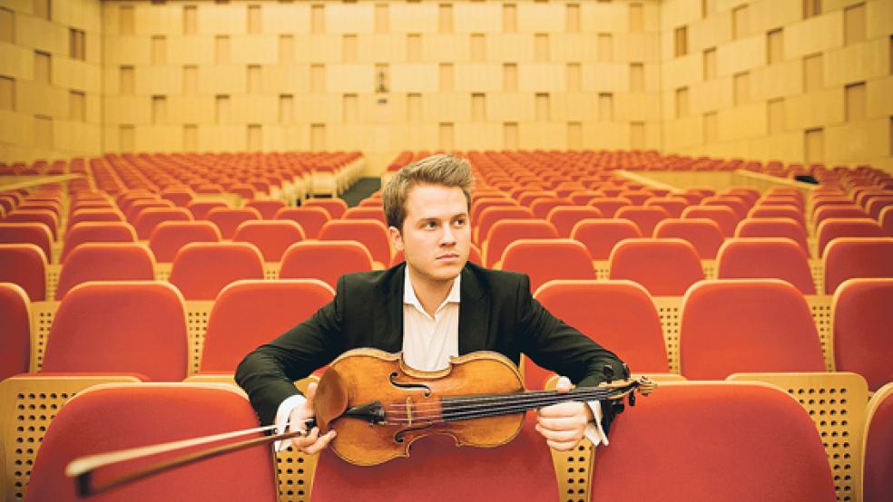 Star-Violinist Tobias Feldmann tritt zum musikalischen Wettstreit mit dem Jungen Philharmonischen Orchester Niedersachsen auf dem »Polderhof« in Bunderhee an. © Foto:Fabian Stürz