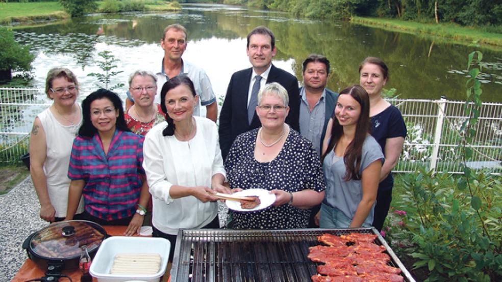 Gemeinsam am Grill: der Vorstand des Stadtverbandes Weener mit : (von links) Barbara Anders, Unakun Pleis, Ingrid Aldag, Gitta Connemann, Reinhard Schüür, Martin Jhering, Hildegard Hinderks, Uwe Schulte, Janka Schulte und Frauke Bock.  © Foto: Boelmann