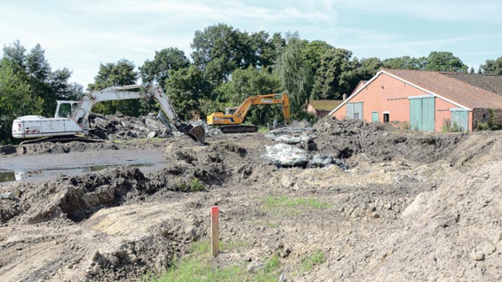 Hinter dem Stall des alten Gulfhofes wühlen die Bagger und haben bereits ein Beton-Silobecken »zerlegt«. © Fotos: Hanken