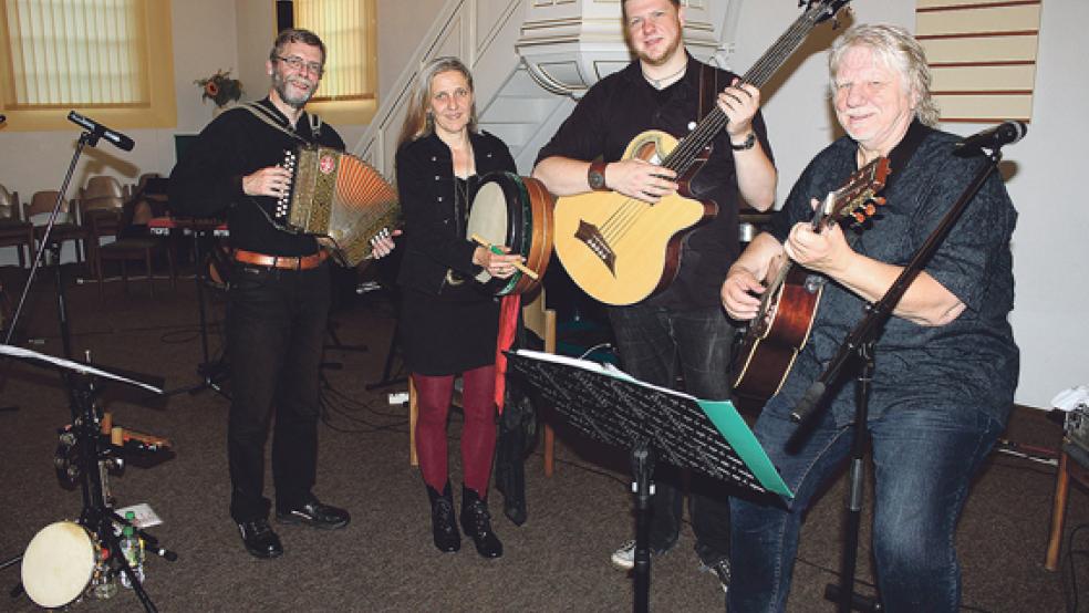 Die aktuelle Besetzung von »Laway« beim Konzert in der Reformierten Kirche in Wymeer (von rechts): Gerd Brandt, Keno Brandt Petra Fuchs und Jörg Fröse. Die Band ist noch bis zum 24. August auf Tournee. © Foto: Jürgens 