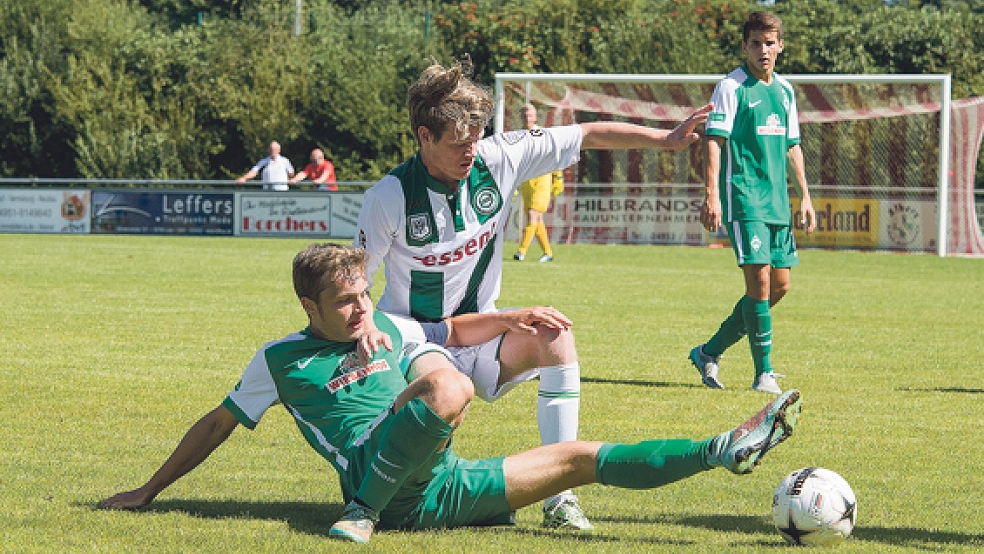 Bodenkampf: Die Talente vom SV Werder Bremen und vom FC Groningen lieferten sich in Bunde ein spannendes Duell. © Foto: Mentrup