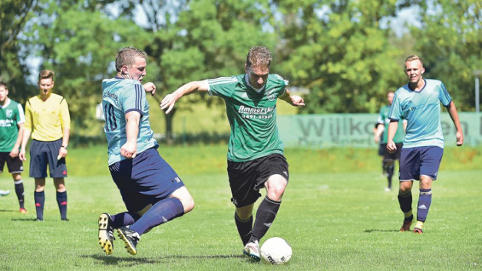 Seinen Weg durch die Burhafer Defensive bahnt sich Bingums Friedo Busemann. © Foto: Bruins