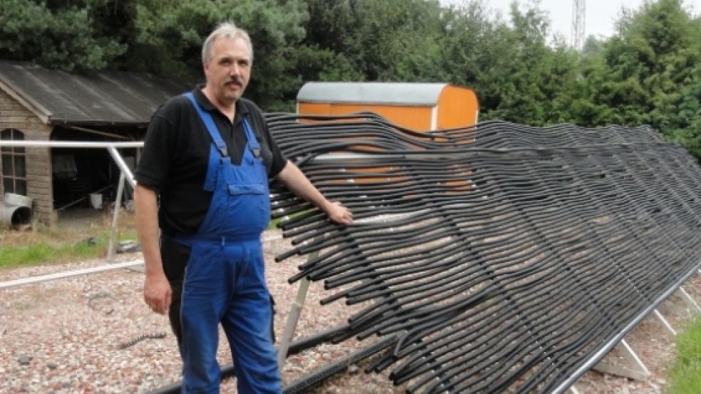 Die Solaranlage soll im Herbst fertig gestellt werden. Detlef Klare, Mitglied der Spaßbad-Initiative, präsentiert das Modul. © Jürrens