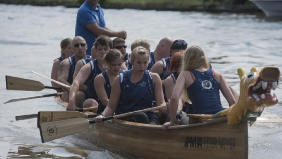 Geschafft: die Teams legten sich beim Drachenbootrennen in Weener mächtig ins Zeug. © Klemmer