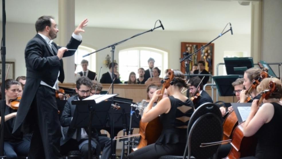 Bändigte den gewaltigen Klangkörper mit nahezu spielerischer Leichtigkeit: Orchesterleiter Andreas Schüller. © Hanken