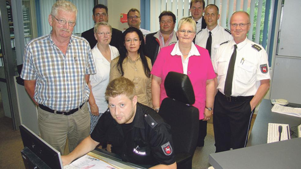 Wie sicher ist Weener? Über diese Frage diskutierten Mitglieder des CDU-Stadtverbandes mit der Leeraner Polizeiführung bei einem Treffen am Montagnachmittag in der Polizeistation in Weener.  © Foto: Boelmann