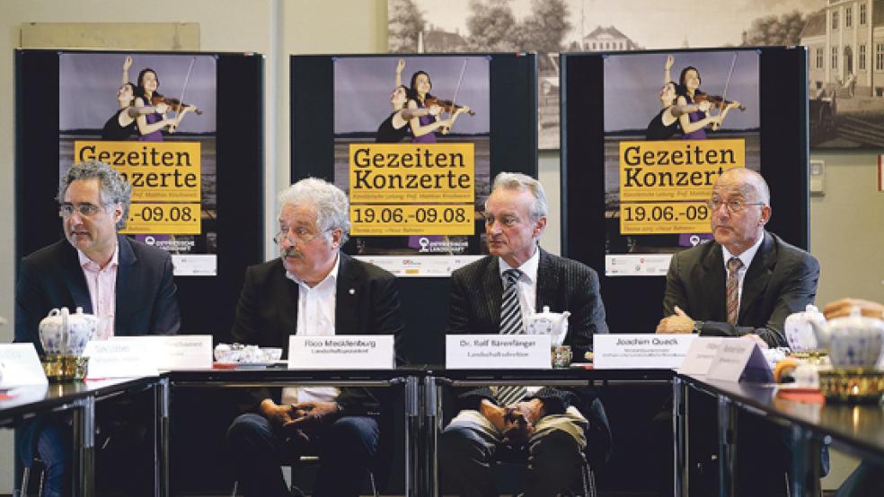 Zogen Bilanz (von links): Matthias Kirschnereit (künstlerischer Leiter Gezeitenkonzerte), Landschaftspräsident Rico Mecklenburg (Ostfriesische Landschaft), Landschaftsdirektor Dr. Rolf Bärenfänger (Ostfriesische Landschaft) und Joachim Queck (Vorstandsvorsitzender Ostfriesische Landschaftliche Brandkasse, Hauptförderer). © Foto: Krämer