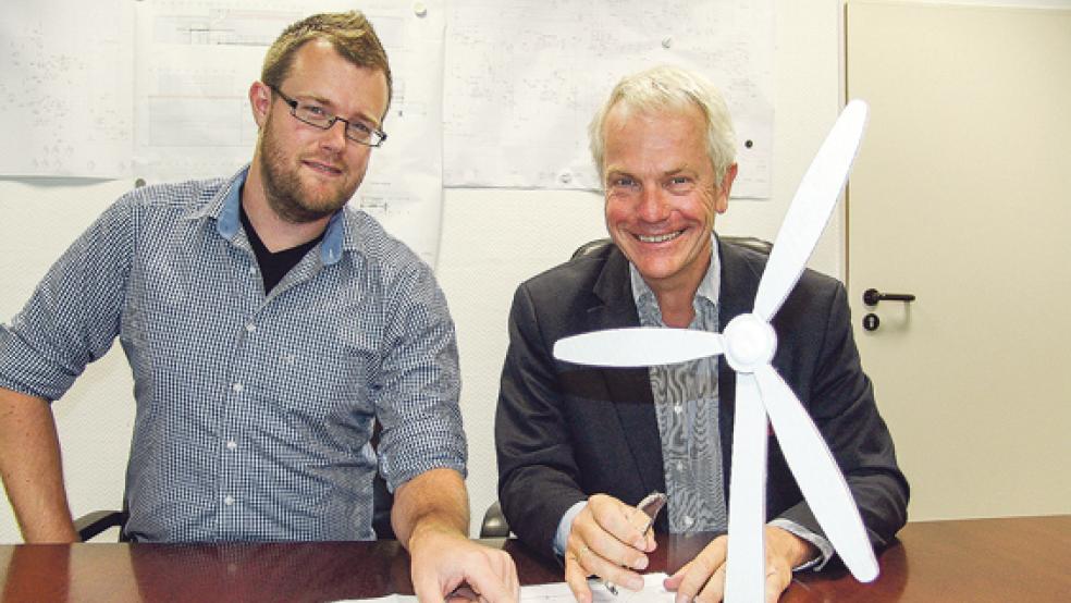 Ein Windrad wurde beim Unternehmen Weener Energie komplett abgebaut. Nach dem Ersatz der Altanlage durch eine Neuanlage kann ab Oktober/November deutlich mehr Strom ins öffentliche Netz eingespeist werden. Thilo-Hubertus Kuhl (rechts) vom Unternehmen Klingele aus Weener und Hendrik Stalljann von der Firma Enova. © Foto: Boelmann