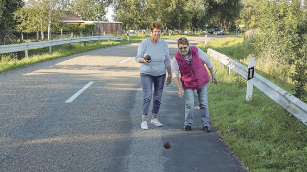 Seit fast einem Jahrzehnt die treuesten Diplomboßlerinnen in Kanalpolder: Grietje Klinkhamer (links) und Hanne Klaaßen. © Foto: Diedrich Holtz