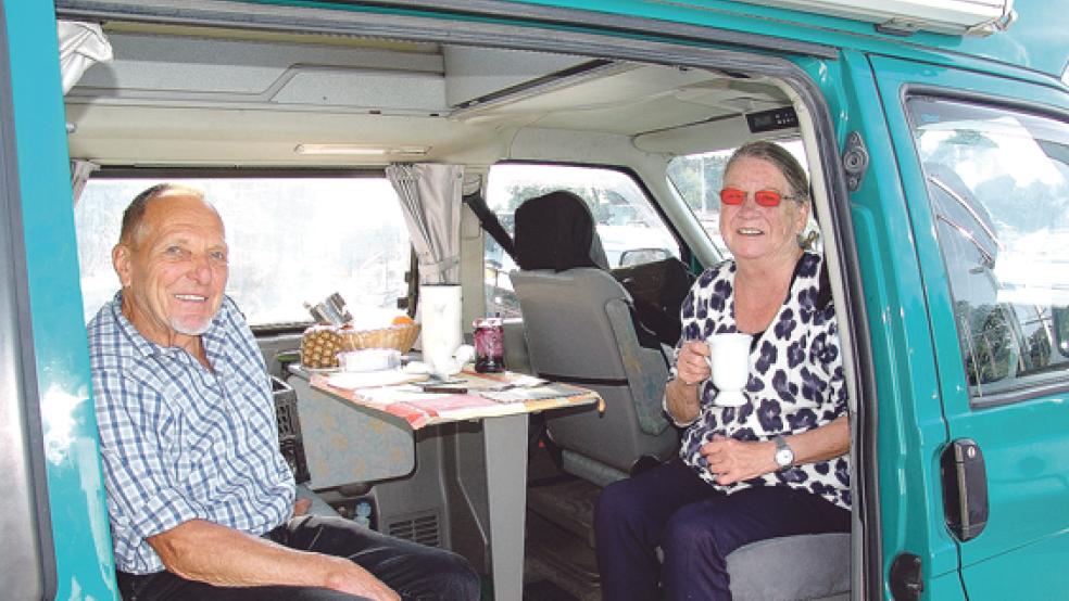 Die Wohnmobilisten Wilm Rakers und Heide Schilling genießen die Atmosphäre am Hafen. Sie waren bereits das sechste Mal in Weener. © 