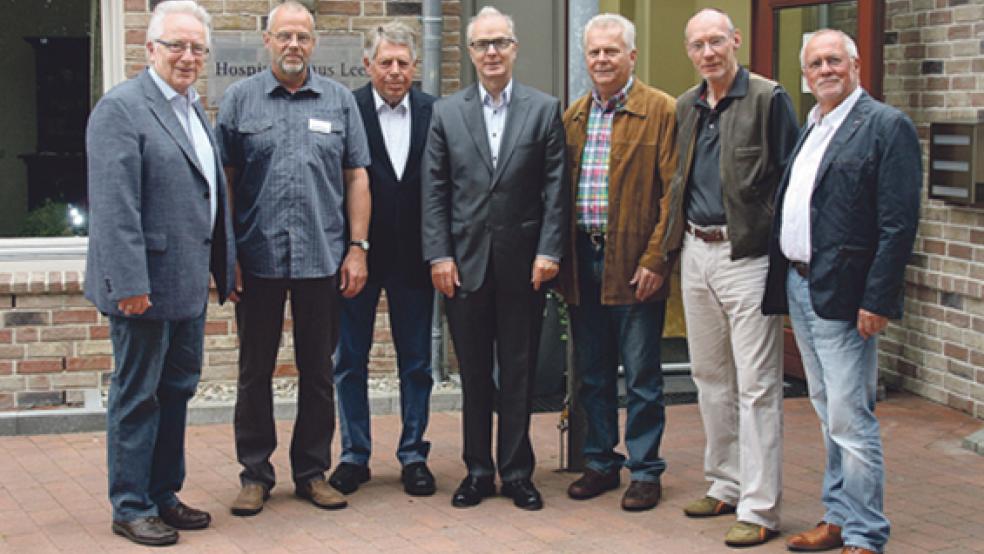 Durch das Hospizhuus führte der Leiter Bernd Emken den Landessuperintendenten Dr. Detlef Klahr und die Delegation der Kirchenkreistagsvorsitzenden. © Foto: privat