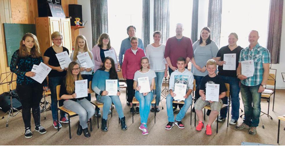 Die erfolgreichen Teilnehmer der Prüfung bekamen ihr Musikerleistungsabzeichen in Bronze (D1), Silber (D2) oder Gold (D3) verliehen. Ein gemeinsames Erinnerungsfoto durfte nicht fehlen. © Foto: TMV