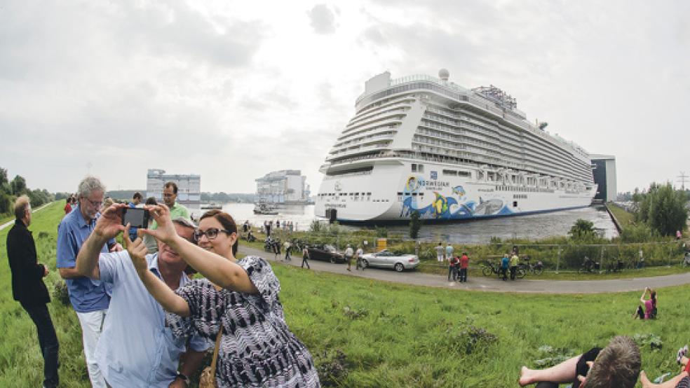 Die »Sehleute« auf dem Deich nutzten die Gelegenheit, beim Ausdocken auch »Selfies« als Erinnerungsfotos zu schießen. © Foto: Klemmer