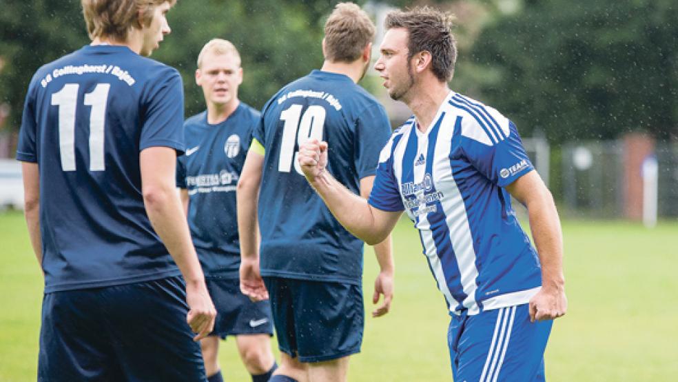 Jubel im Regen: Jens Bauer feiert den ersten Möhlenwarfer Treffer in der Ostfrieslandklasse B zur 1:0-Führung.  © Fotos: Mentrup