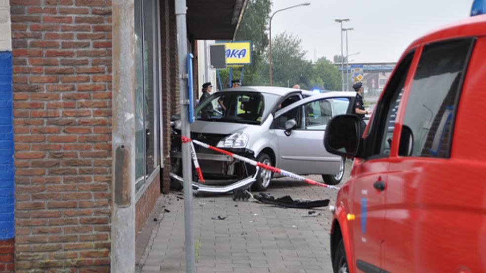 Der Renault des Weeneraners wurde bei dem Verkehrsunfall stark beschädigt. Der 74-Jährige kam mit dem Pkw aufgrund plötzlicher gesundheitlicher Probleme von der Fahrbahn ab. Seine Ehefrau auf dem Beifahrersitz blieb unterverletzt. © Foto: Wolters