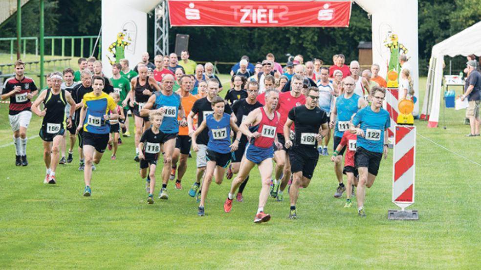 Der 5,9-Kilometer-Volkslauf war der teilnehmerstärkste am Freitagabend. Am Start tummelten sich fast 70 Läuferinnen und Läufer. © Fotos: Mentrup