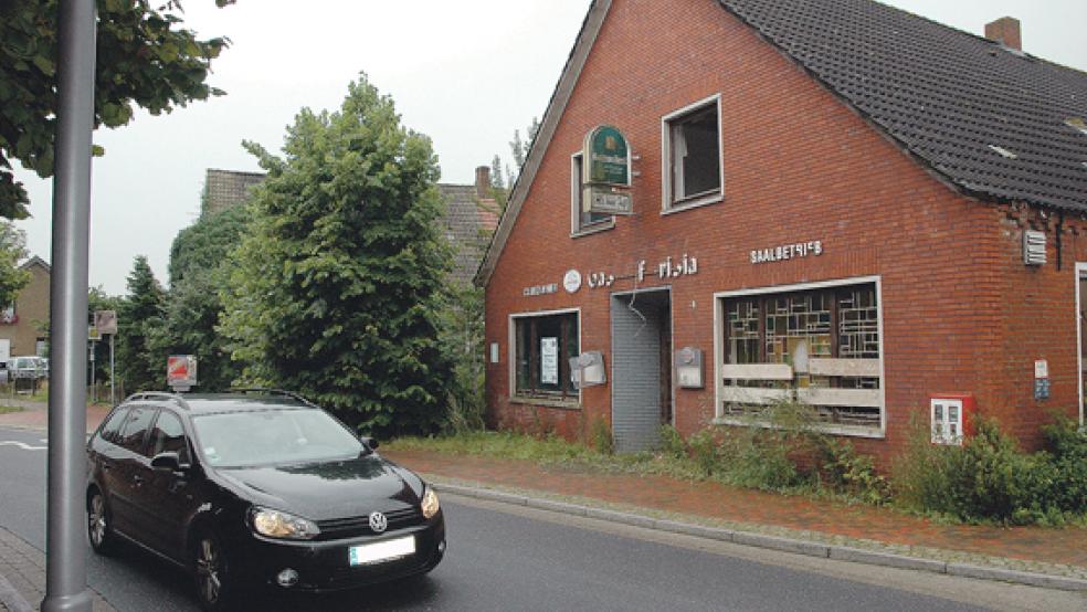 Der Gasthof »Frisia« in Bingum steht seit Mai 2006 leer. Abgerissen wird er wohl erst im Frühjahr 2016. © Foto: Szyska