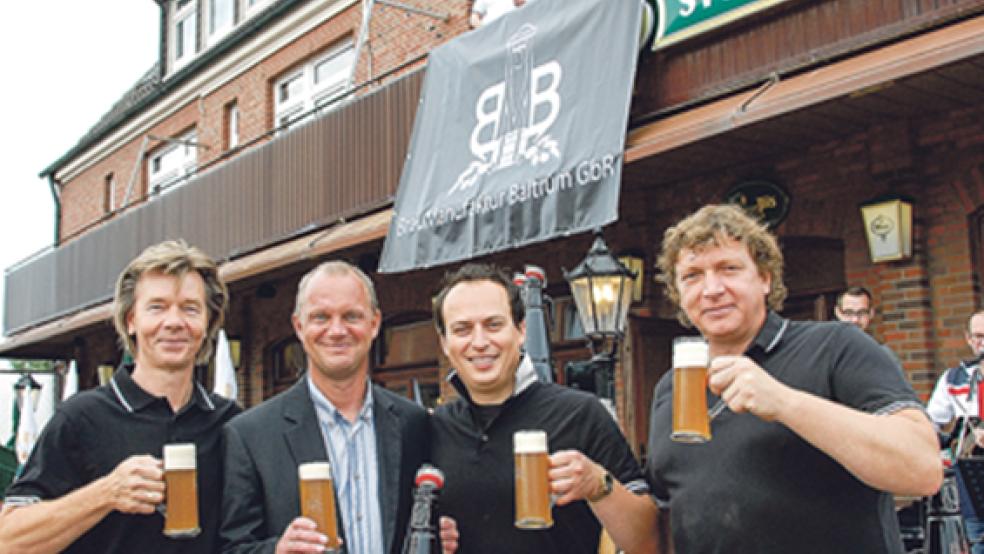 Dieter Hordyk, Bürgermeister Berthold Tuitjer, Braumeister Paolo Richter und Frank Feldmann (von links) mit dem »ersten« Bier. © Foto: HinrichsBier