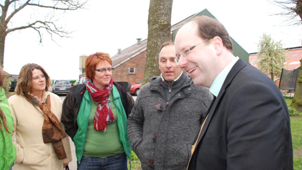 Christian Meyer (rechts), hier im April 2014 bei einem Hofbesuch in St. Georgiwold, diskutiert am Donnerstag in Hesel mit Landwirten über die Milchpreis-Krise. © Archivfoto: Hoegen