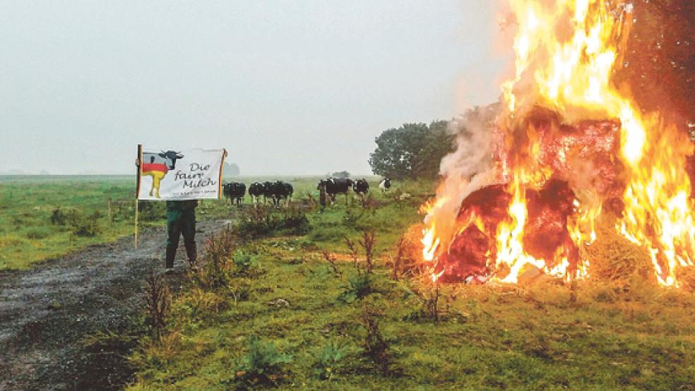 Mit Mahnfeuern protestierten Milchviehhalter am Montagabend in ganz Ostfriesland gegen die niedrigen Erzeugerpreise. Auch im Rheiderland beteiligten sich Landwirte an der Aktion. © Fotos: privat