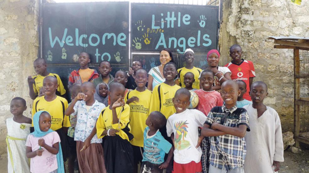 Vor dem Waisenhaus in einem Vorort von Mombasa posieren die Kinder für ein gemeinsames Foto. Das Heim wird vom Verein »Little Angel« unterstützt. © Foto: privat
