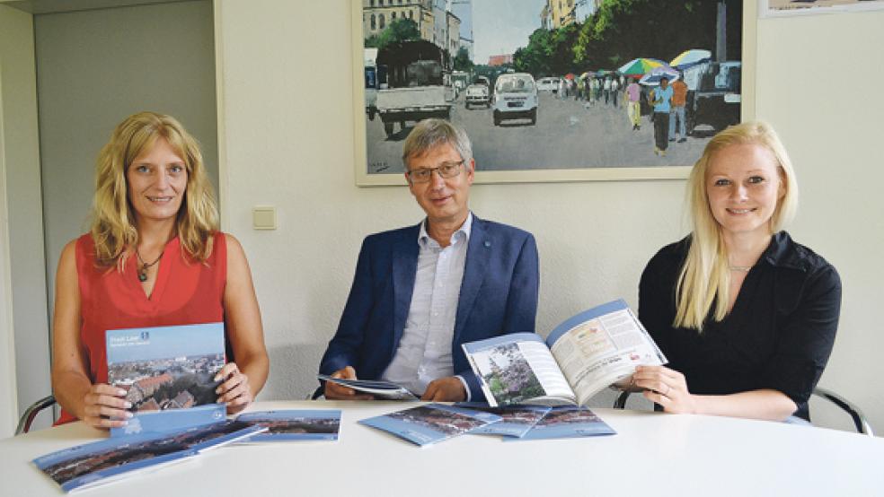 Stellten die neue Broschüre »Sanieren mit Gewinn« vor (von links): Silke Wurps vom Fachdienst Stadtplanung und Entwicklung, Stadtbaurat Carsten Schoch und Alexandra Wienekamp vom Fachdienst Gebäude- und Energiemanagement.  © Foto: Grit Fokken/ Stadt Leer