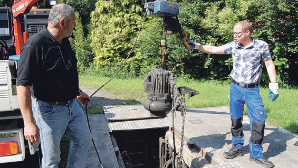 »Irgendwann läuft das über.« Klärwerksleiter Bernd Strache und sein Kollege Jens Strack haben die Pumpe aus dem Hauptpumpwerk an der Bürgermeister-Itzen-Straße hochgezogen. © 