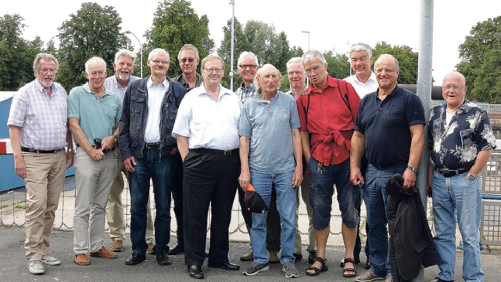 Otto Walkes (Bildmitte, er hält eine Mütze) im Kreise seiner ehemaligen Klassenkameraden. © Foto: privat