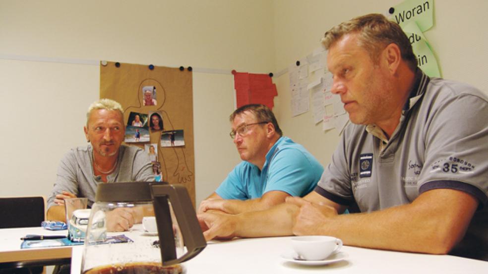 Hannes Siemons (rechts) und Albert Kolkmann (links) haben die Selbsthilfegruppe »Depressionen, Ängste und soziale Phobien« in Bunde ins Leben gerufen. Jeden Montag trifft sich die Gruppe im Jugendzentrum. Eine Tasse Tee gehört dazu.  © Foto: Boelmann