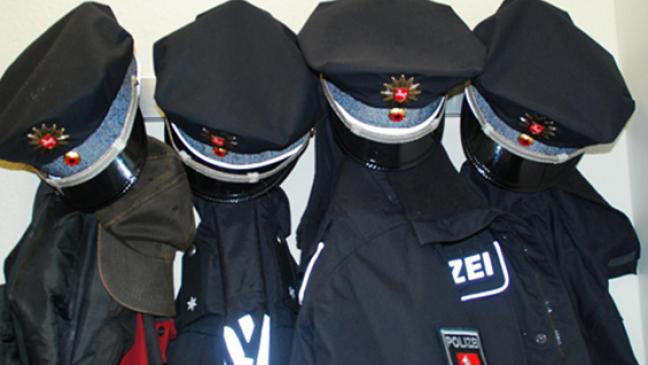 Einbrecher steht im Schlafzimmer