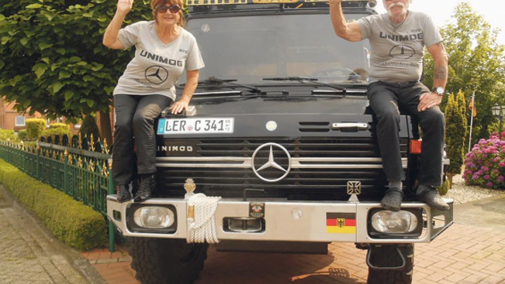 Mit viel Liebe haben die Lichts ihren 1986 erbauten Unimog zu einem offroad-tauglichen Wohnmobil umgebaut. Die schwarze Farbe und der viele Chrom trägt zum imposanten Erscheinungsbild des Fahrzeuges bei. Auch der Mercedes-Stern soll bei den zahlreichen Grenzübertritten nicht von Nachteil sein, ist das Ehepaar überzeugt.? © Fotos: de Winter/privat