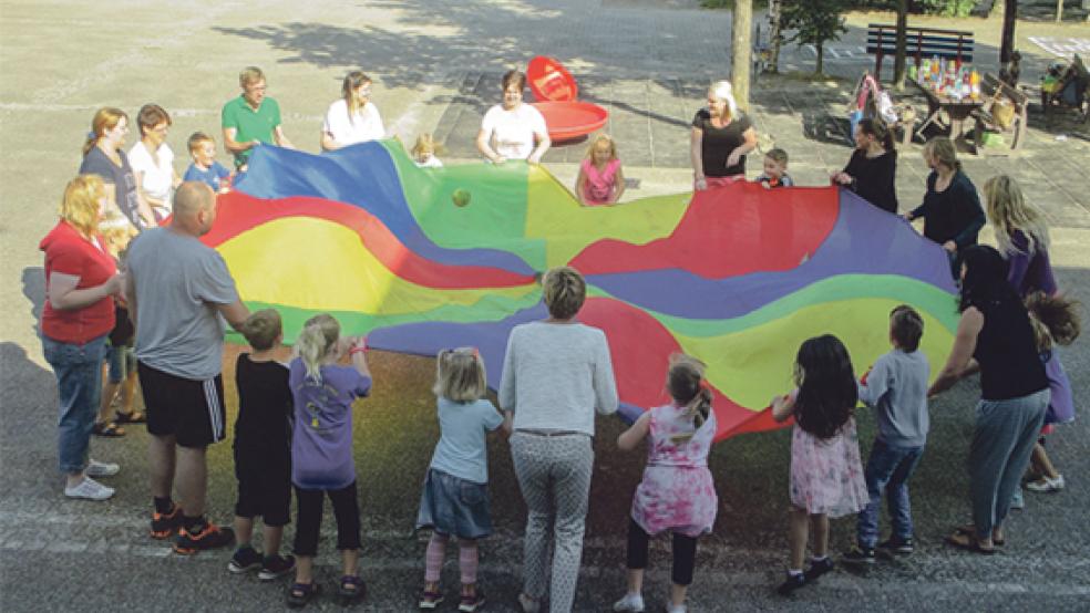 Die Kinder des Schulkindergartens Bunde (SKG) feierten zum Start in die Sommerferien mit ihrer Leiterin Ingrid Schulz und ihren Eltern den Abschluss ihres SKG-Jahres. Im September beginnt dann auch für diese Kinder der »Ernst des Lebens«. © Foto: Fey