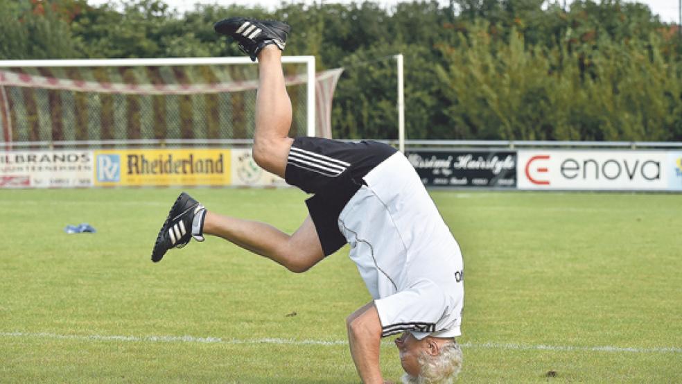 Jubel Marke Wilfried Kampen: Nach dem Sieg schlug der Trainer vor Freude einen Purzelbaum.  © Fotos: Bruins