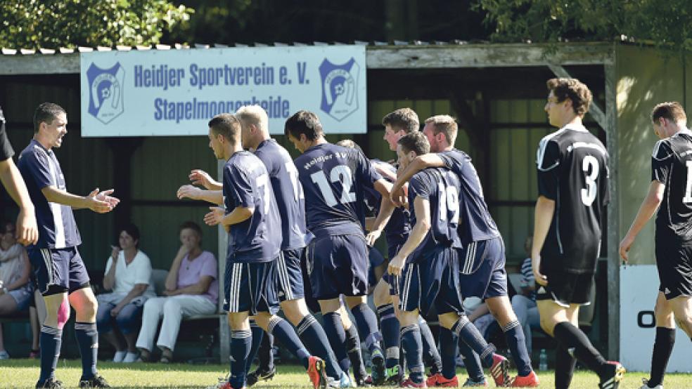 Jubel in Blau und Weiß: Der Heidjer SV hat seinen ersten Saisonsieg eingefahren. © Foto: Bruins
