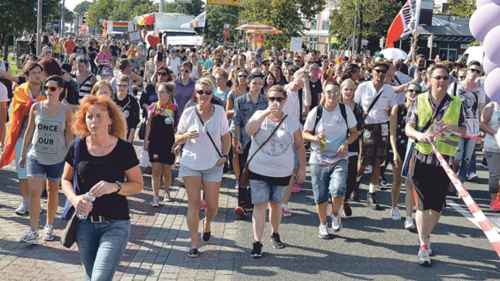 Die Organisatoren des Christopher Street Days (CSD) schätzen, dass rund 1000 Menschen an der bunten Parade durch die Innenstadt in Aurich teilnahmen. © Foto: Frerichs