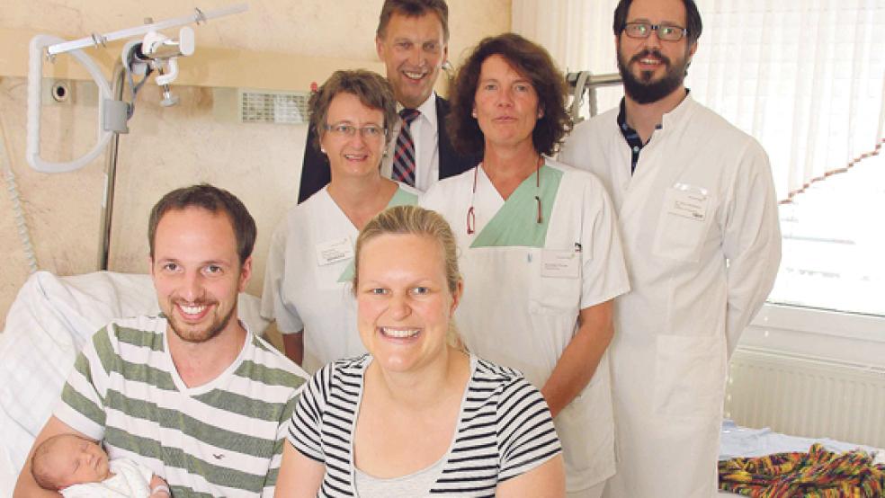 Mit den Eltern Stephan und Jessica Luiking freuen sich (von links) Kinderkrankenschwester Stephanie Ellinghausen, Geschäftsführer Dieter Brünink, Pflegedienstleiterin Kornelia Rynas und Chefarzt Dr. Kris Vanhecke über Fenja Sophie, dem 500. in diesem Jahr im Borro geborenen Baby. © Foto: Alex Siemer