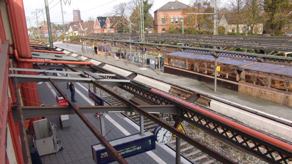 Die Überdachungen am Bahnhof Leer werden saniert. © Foto: RZ-Archiv