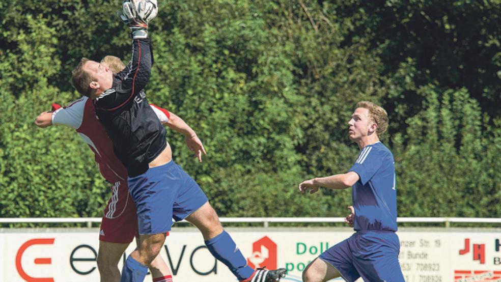 Erst Feldspieler, dann Torwart: Ditzumerverlaats Ricardo Ritter löste beide Aufgaben gut. © Fotos: Mentrup