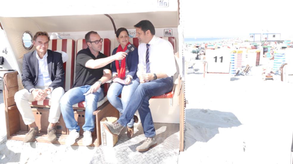 Testeten den barrierefreien Strandkorb: Tourismusdirektor Christian Klamt, Radio-Reporter Jan-Bastian Buck, Erfinderin Luna Baumgarten und Niedersachsens Wirtschaftsminister Olaf Lies (von links). © Foto: Wirtschaftsministerium