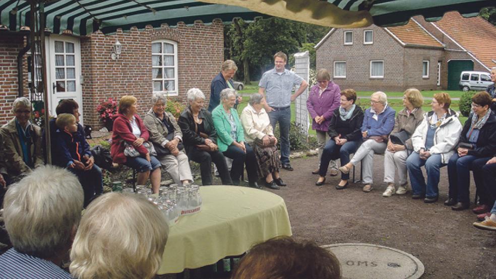 Auf dem Biolandhof Freese in Rhauderfehn informierten sich die Landfrauen auf ihrer diesjährigen Kreisfahrt über aktuelle Entwicklungen. © Foto: Kreislandfrauen